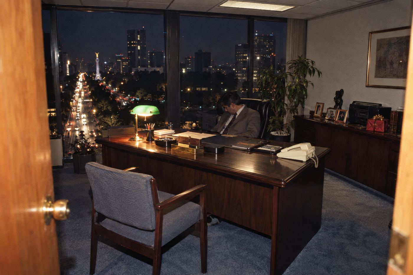 Oficina de un financiero en 1994, de noche, con vista a Paseo de la Reforma